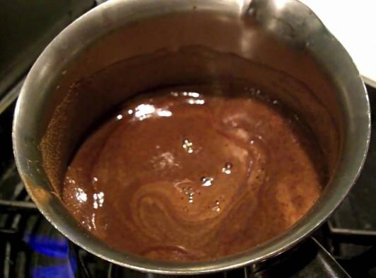 Detaljer om, hvordan man brygger kaffe i en pande og en scoop (turka)